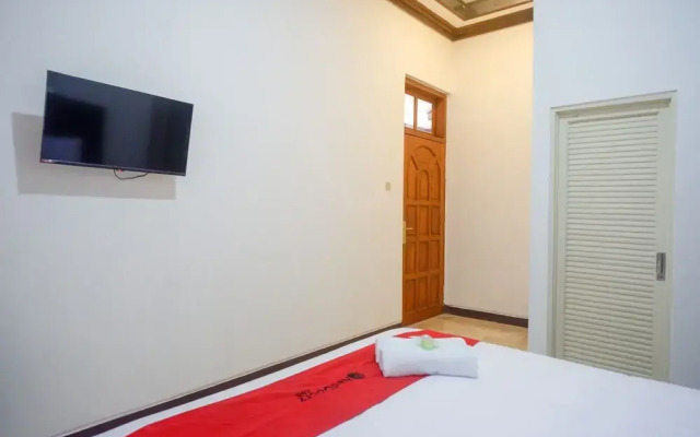 RedDoorz near Kawasan Simpang Lima Area