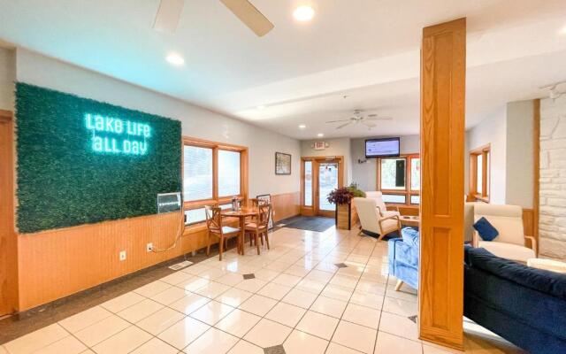 Lake Bluff Inn and Suites