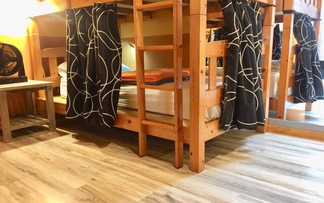 Monkey Surfing Backpackers Hostel 猴子衝浪背包客青年民宿