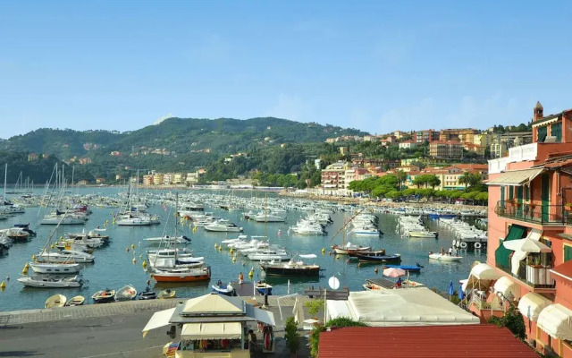 20 km from the 5 Terre, in a small town, 3-room apartment, terrace with view