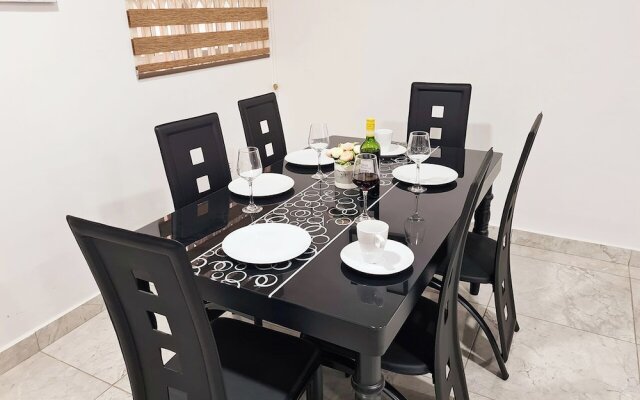Gorgeous Quiet & Comfy Close to Highway