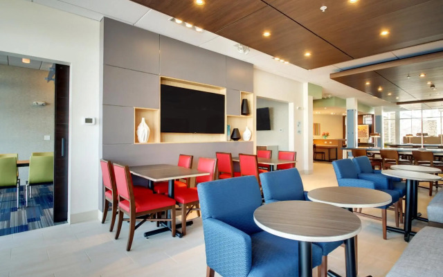 Holiday Inn Express & Suites Galesburg by IHG