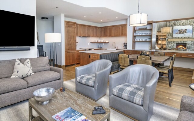 Highlands Westview 300 3 Bedroom Condo by RedAwning