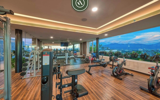 Luxury 2 BR Condo Near Golf Courses and Marina