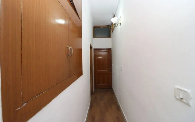 OYO 30237 Hotel Singh's 11