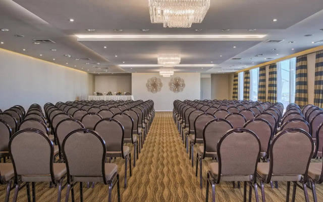 Divani Caravel Hotel