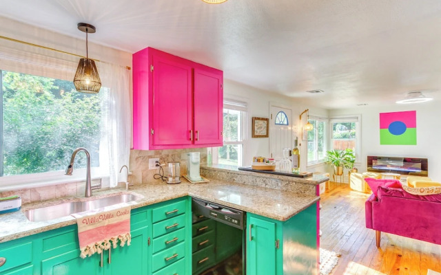 Retro-tropical Pensacola Home - 3 Mi to Downtown!