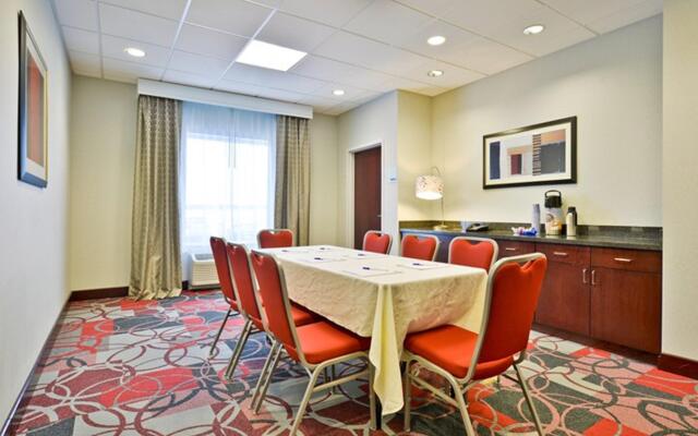 Holiday Inn Express & Suites Utica, an IHG Hotel