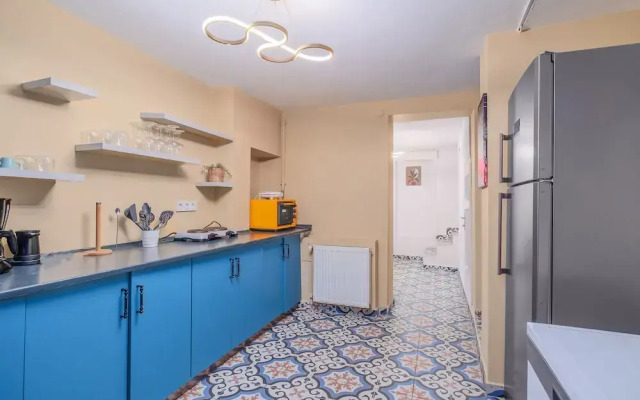 Central Flat 5 min to Kad k y Coastline