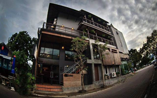 The Arak Bed Bar and Hostel