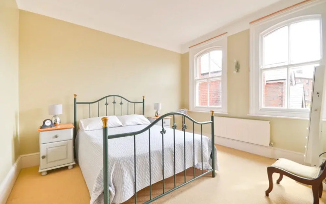 Imposing 2-bed House in Newport