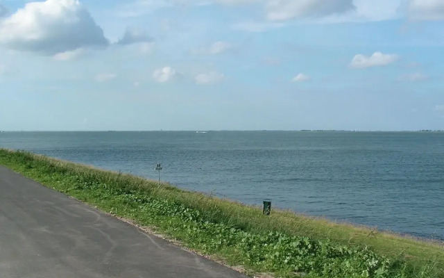 Spacious Holiday Home With Wifi, Beach at 200 m