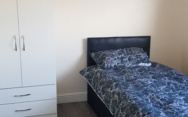 Immaculate 6-bed House in Luton Near Town Center