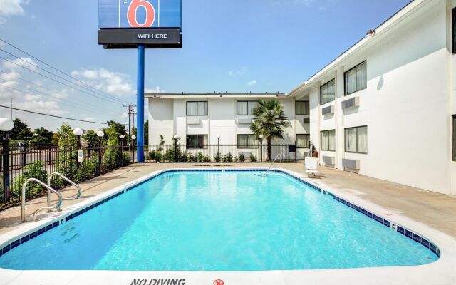 Motel 6 Dallas, TX - South