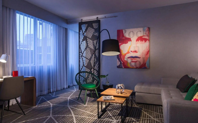 Renaissance Montreal Downtown Hotel