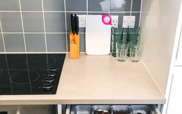 Entire 2 Bedroom Flat Next to Kings College