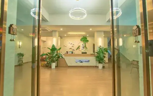 Danxia Mountain Lingfeng Mountain Residence Inn