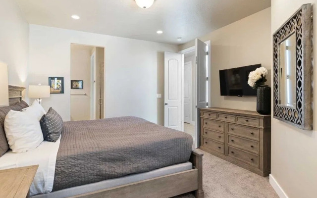 The Suite Escape By Redawning