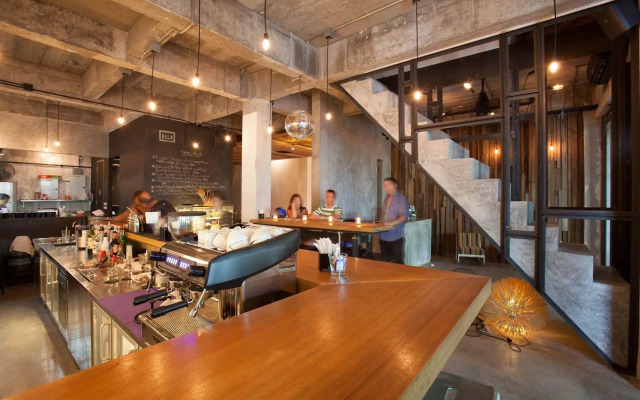 ELLA Bar, Bistro & Bed