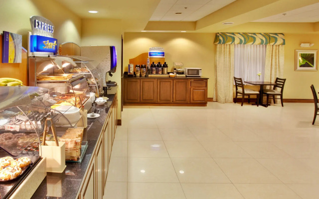 Holiday Inn Express Waterloo Cedar Falls by IHG