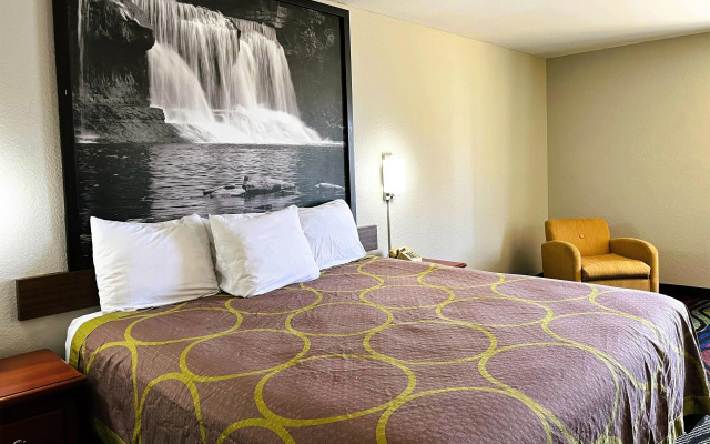 Super 8 by Wyndham Vincennes
