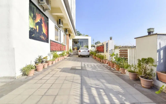 Fabhotel Golden Palms