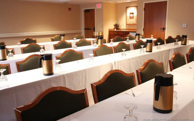 Hampton Inn & Suites State College at Williamsburg Square