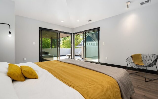 Relaxing in Paradise w Private Roof Top Deck!!