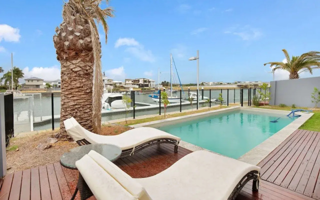 Hope Island Beautiful Chinese Style Villa Qhi007