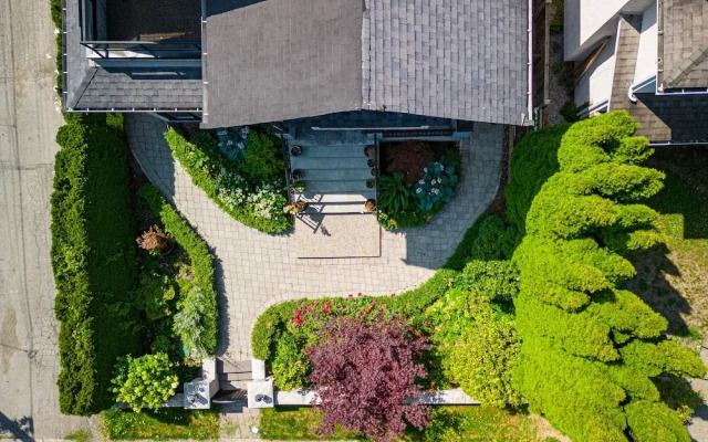 Fresh & Enchanting Oasis in Vancouver