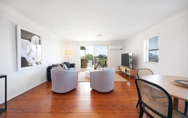 Harbour view huge 2 bedroom entire residence.