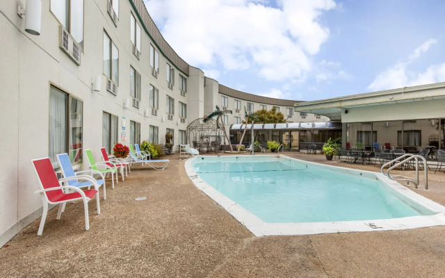 Lamplighter Inn & Suites - South