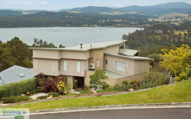 Ooranya - on Top Lake