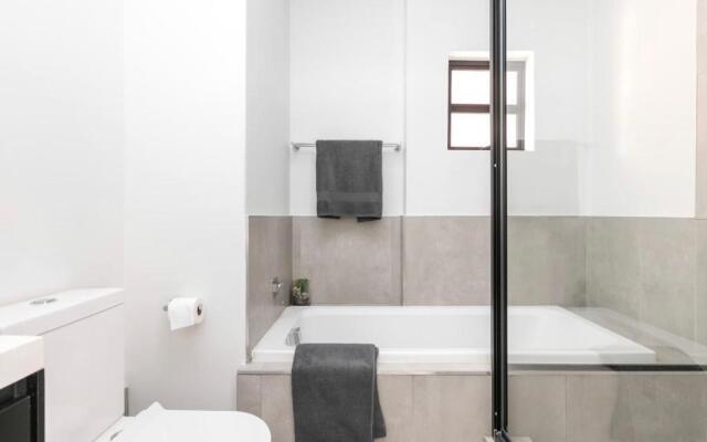 Trendy Melrose Apartment