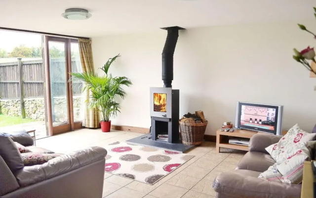 A beautiful conversion of a 400-year-old threshing barn. Pet-friendly.