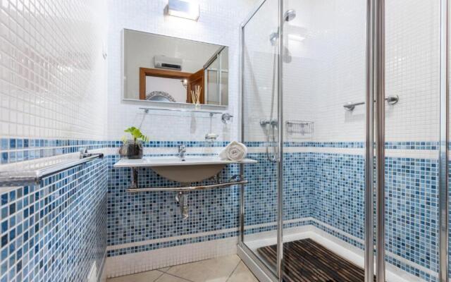 Great 2 bedroom apartment with communal pool