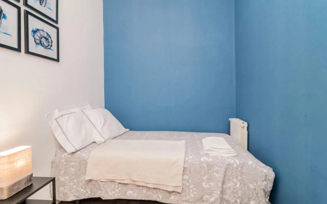 INCREDIBLE Apartment just steps from Gran Via by Batuecas