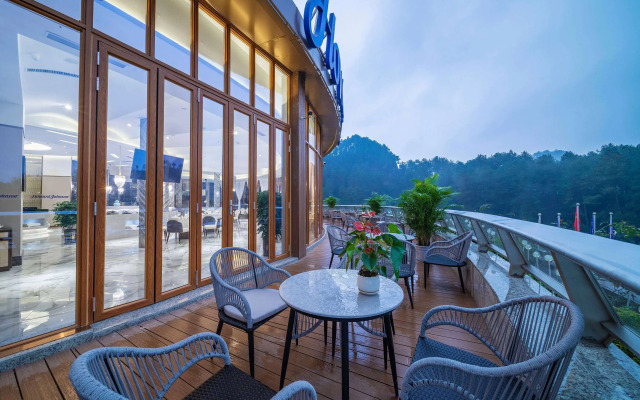 Howard Johnson By Wyndham Lake Serenity Hotel Neijiang
