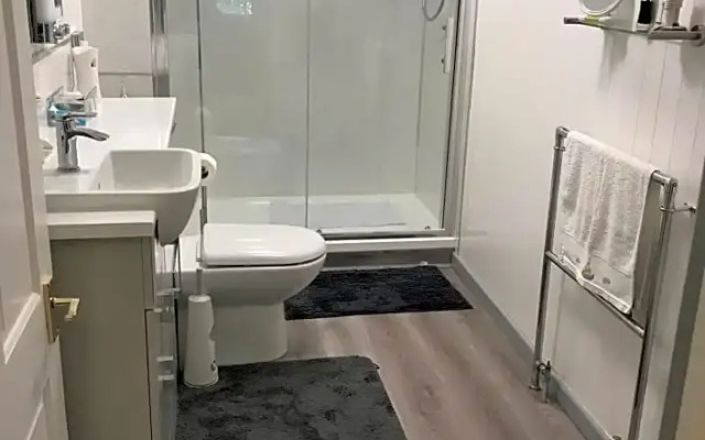 Luxury 3 bedded room with sea peeps and parking