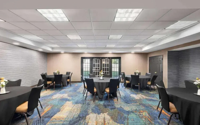 La Quinta Inn & Suites by Wyndham Greensboro NC