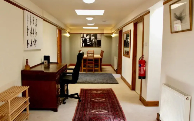 Homely 3 Bedroom Flat With Castle Views