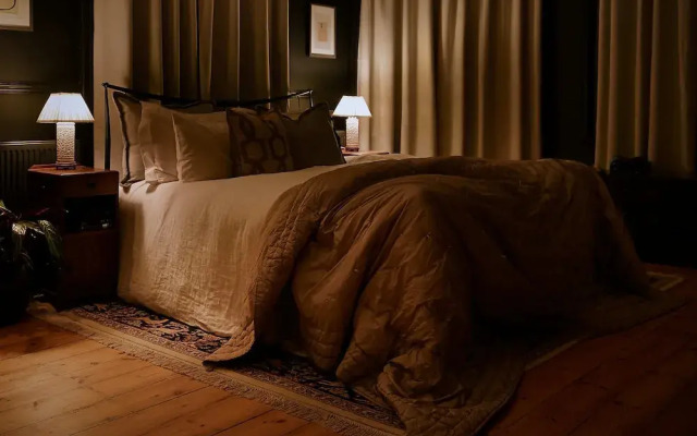 Captivating 6-bed Manor House in Totland Bay