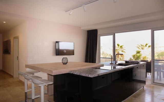 Comfortable Home With hot tub and Communal Pool