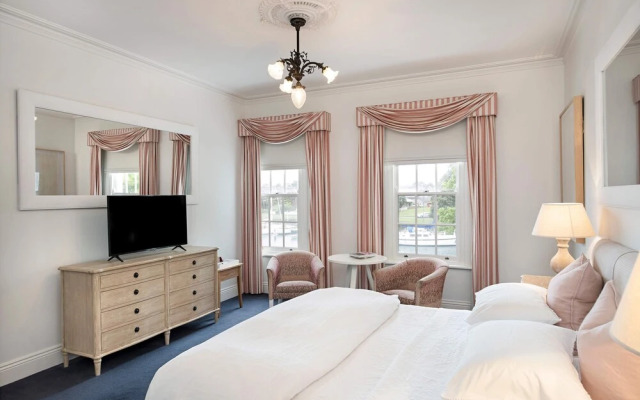 Oscars Waterfront Boutique