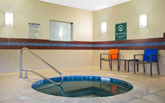 La Quinta Inn & Suites by Wyndham Pearsall