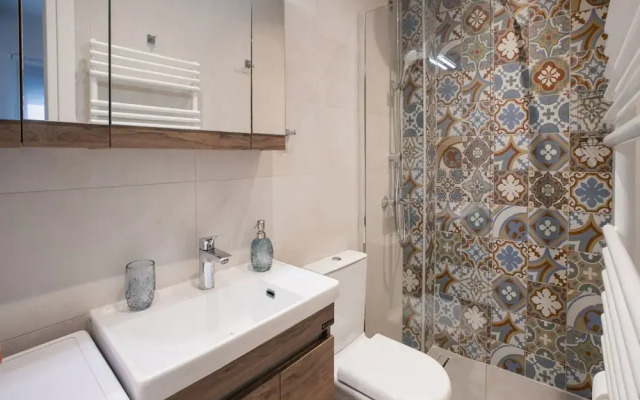Elegant City Apartment - 250m From Solomos Square