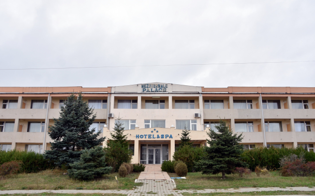 Palace Lake Mezotermale