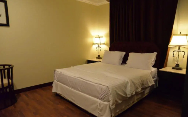 The Palace Hotel Suites