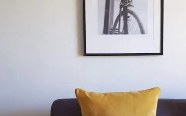 Bright & Modern 2BR Apartment Parking