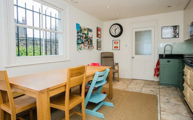 3 Bedroom Family Home Sleeps 6 in Camden